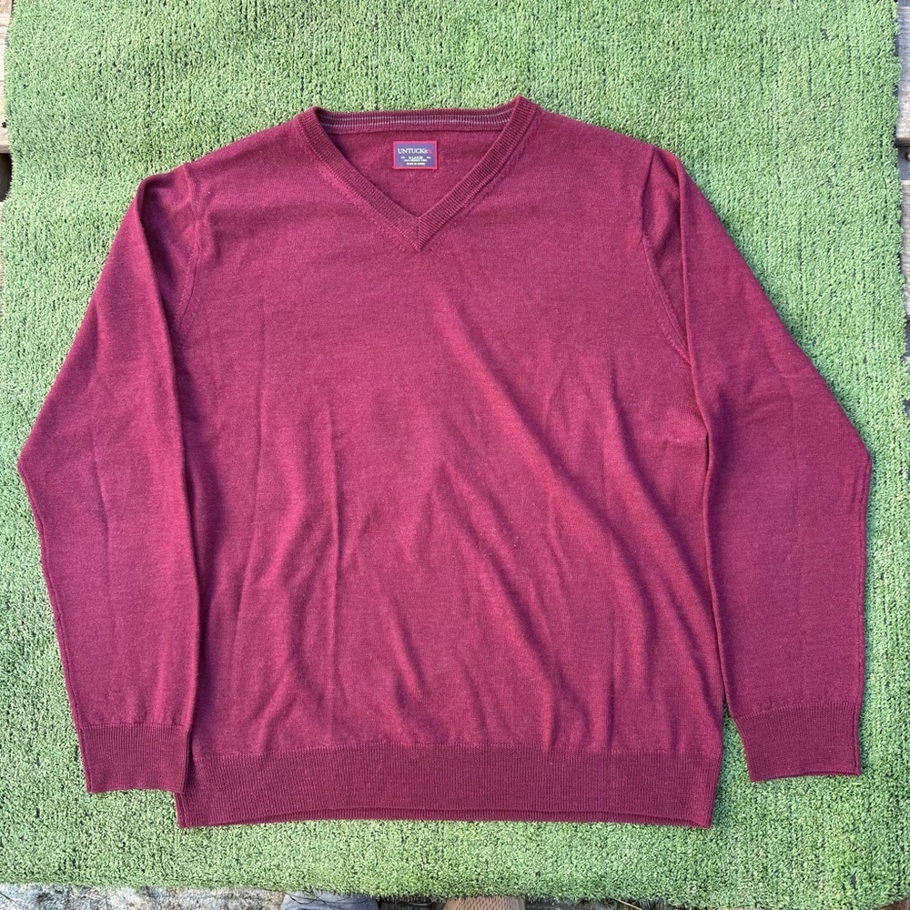 Untuckit quiet luxury 100% merino wool burgundy maroon Vneck sweater size XL